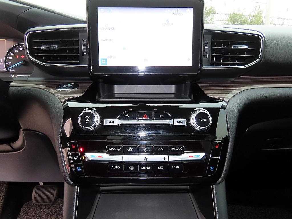 Ford Explorer — photo 13