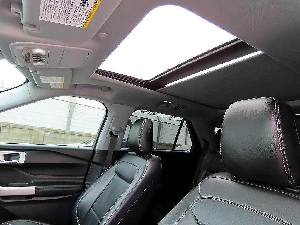 Ford Explorer — photo 16