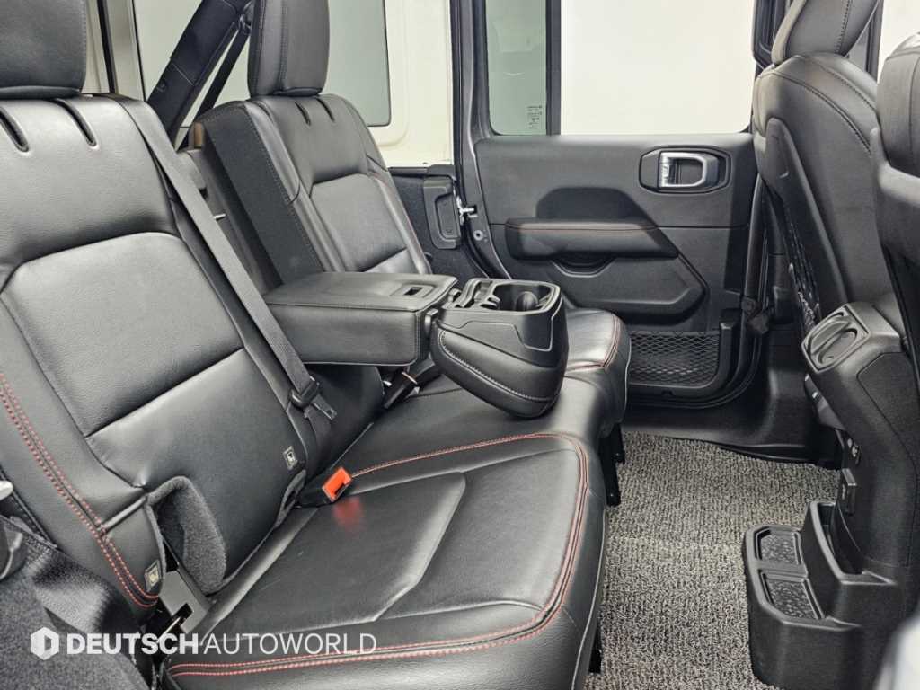 Jeep Wrangler — photo 12