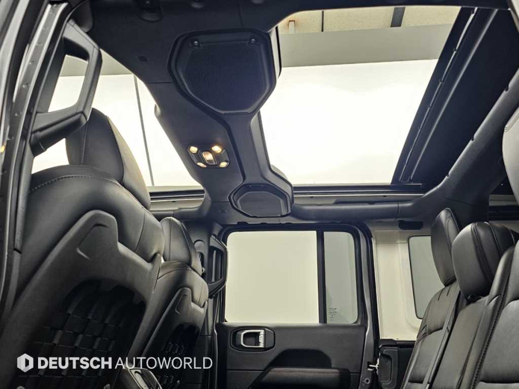 Jeep Wrangler — photo 18
