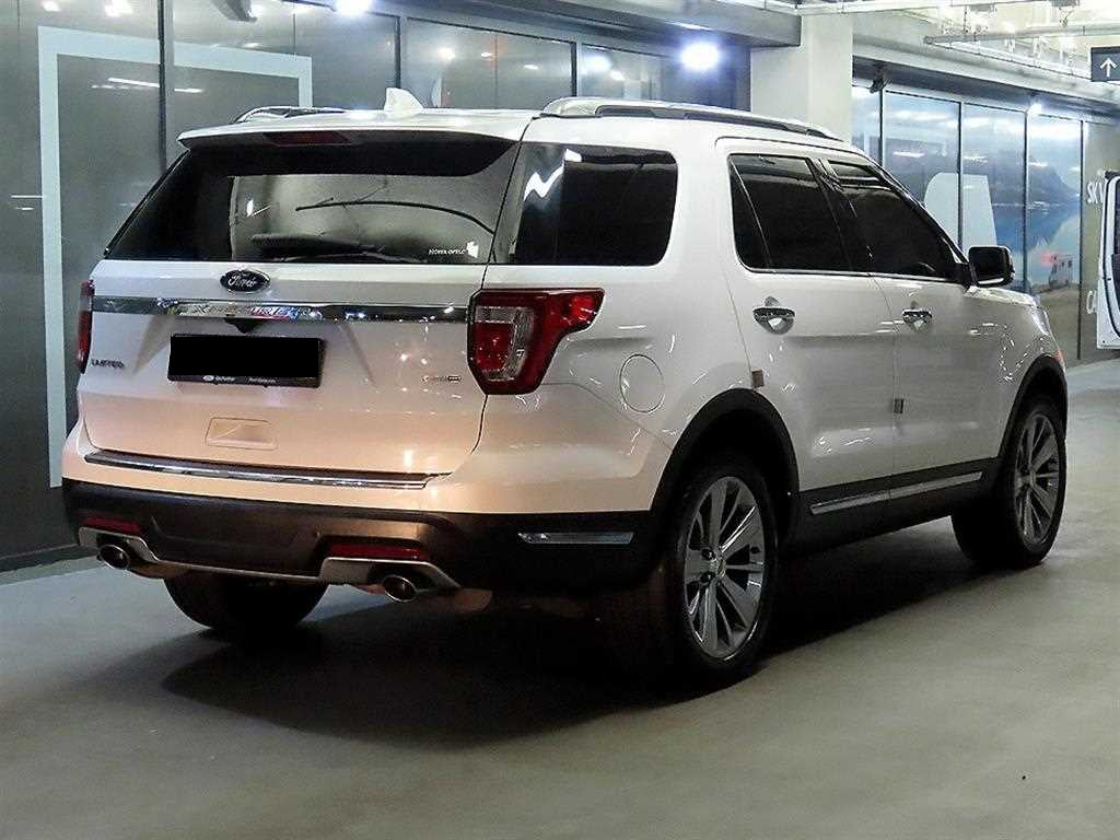 Ford Explorer — photo 04