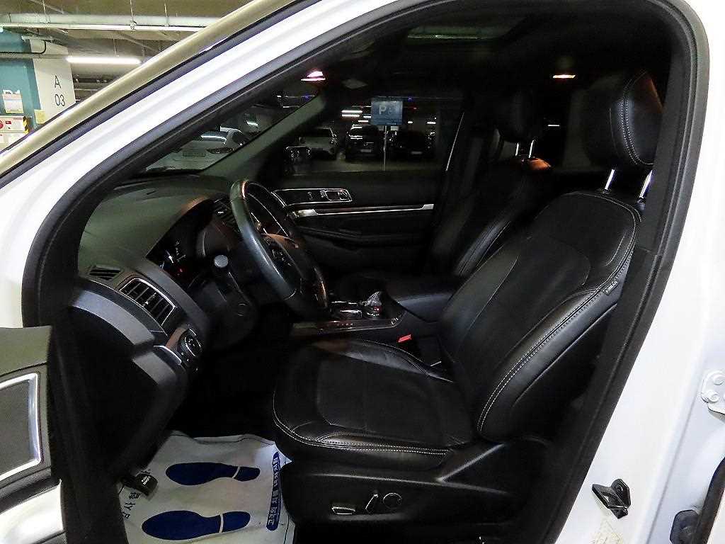 Ford Explorer — photo 06
