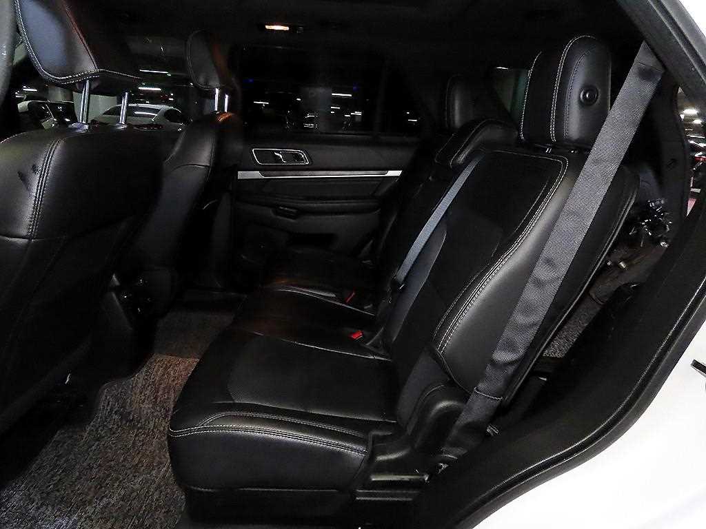 Ford Explorer — photo 07
