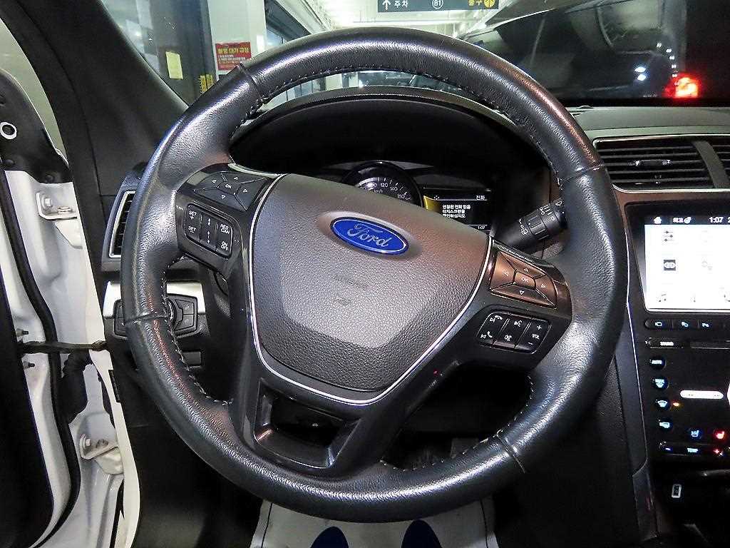 Ford Explorer — photo 08