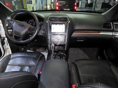Ford Explorer — photo 10
