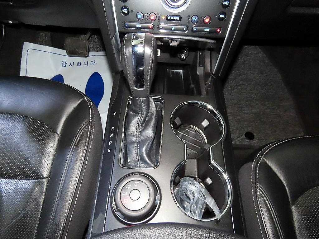 Ford Explorer — photo 12