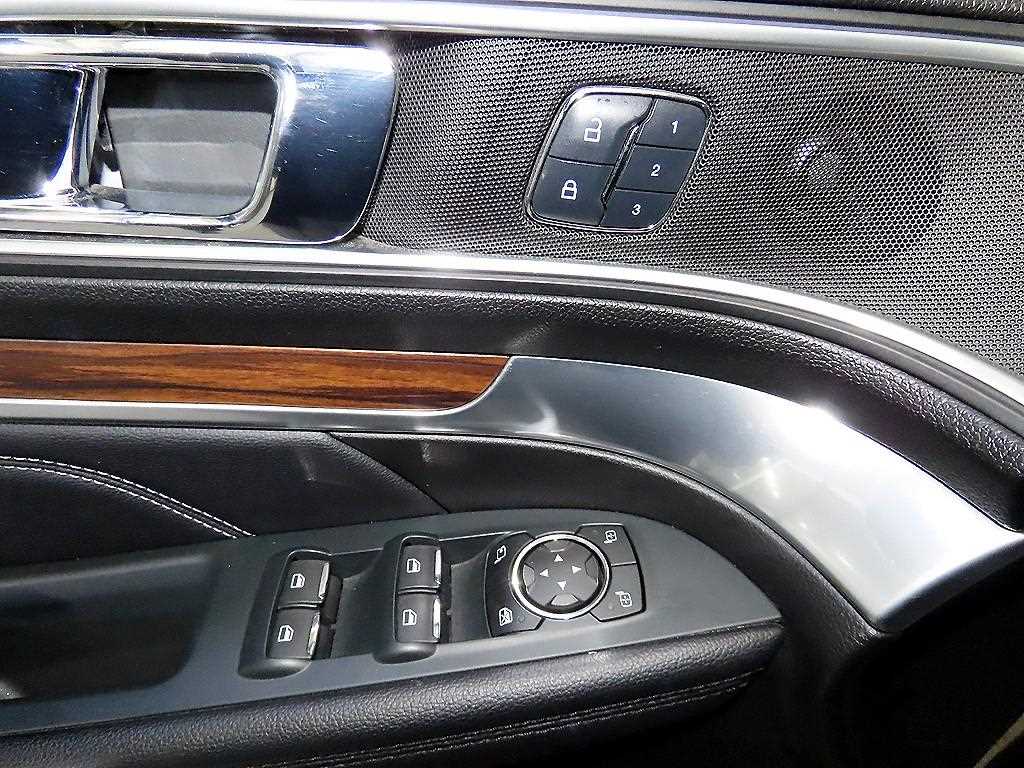 Ford Explorer — photo 13