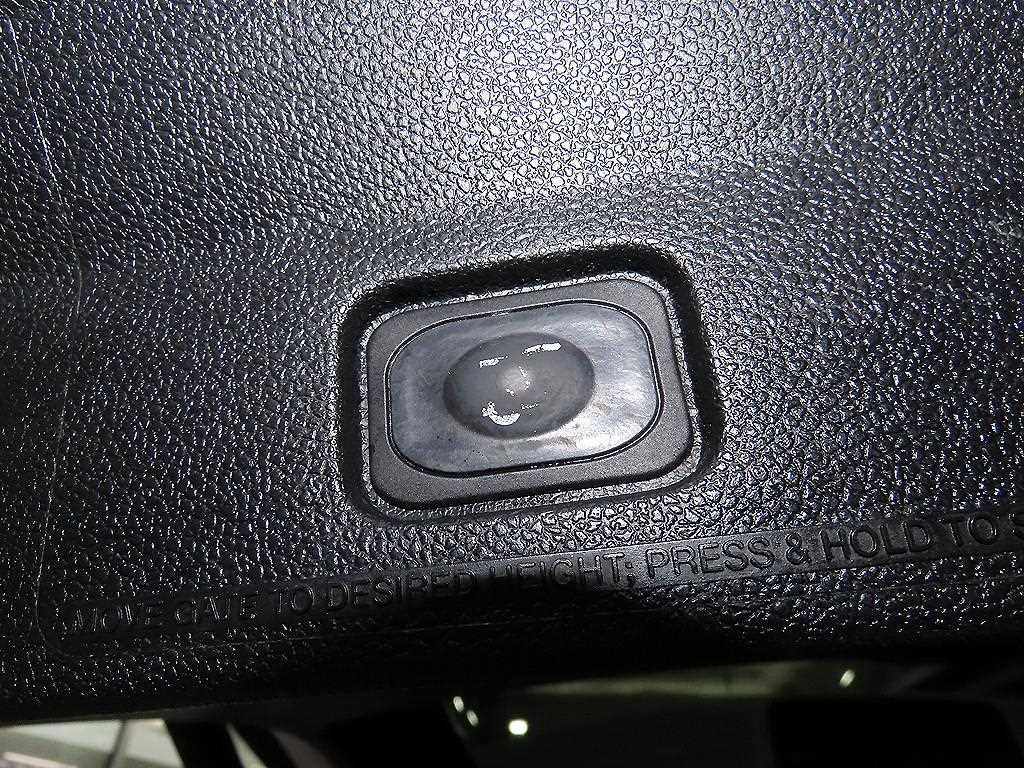 Ford Explorer — photo 14