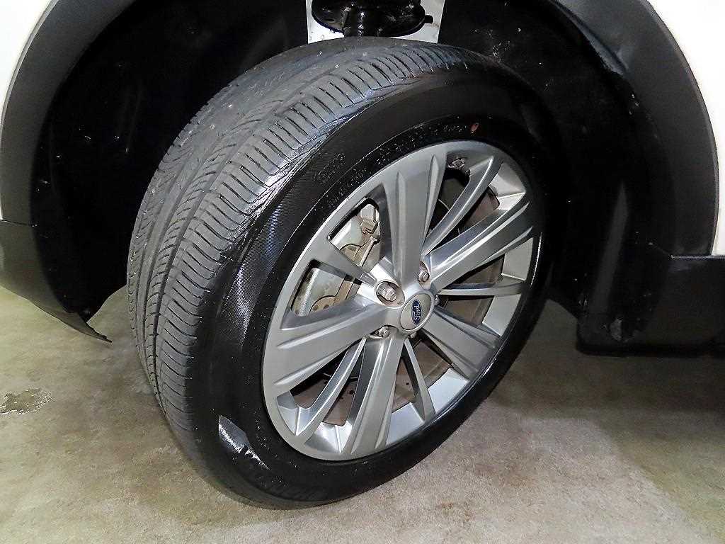 Ford Explorer — photo 20