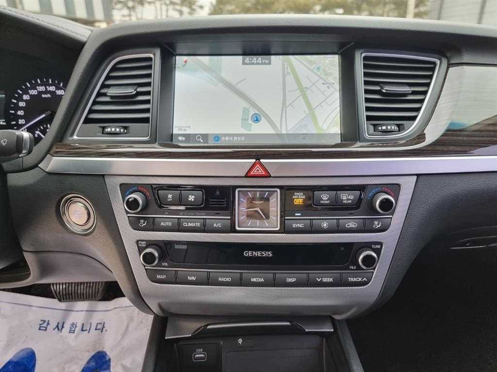 Genesis G80 — photo 12