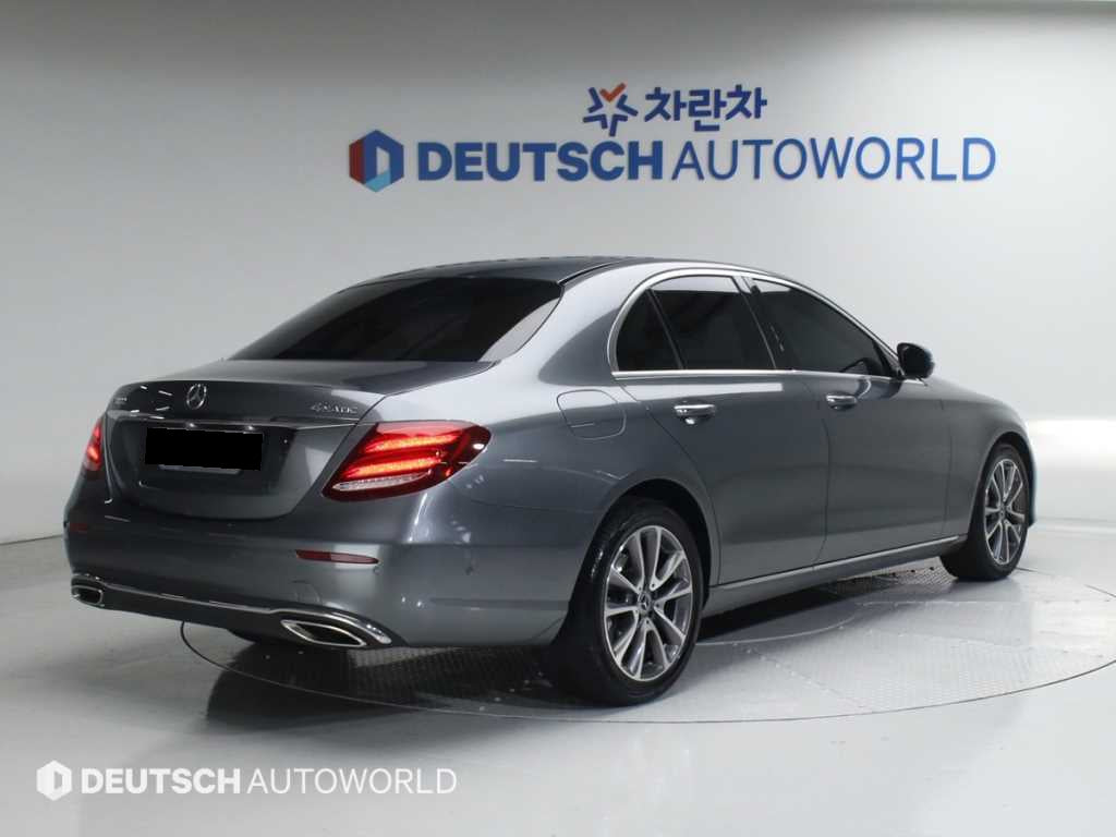 Mercedes-Benz E-Class — photo 02