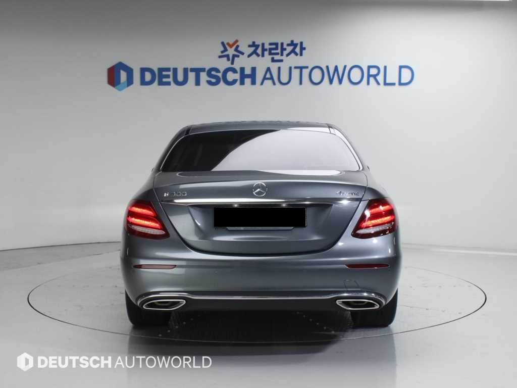 Mercedes-Benz E-Class — photo 04