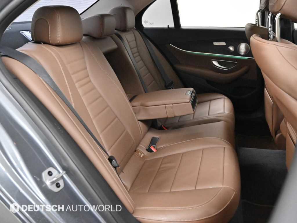 Mercedes-Benz E-Class — photo 12
