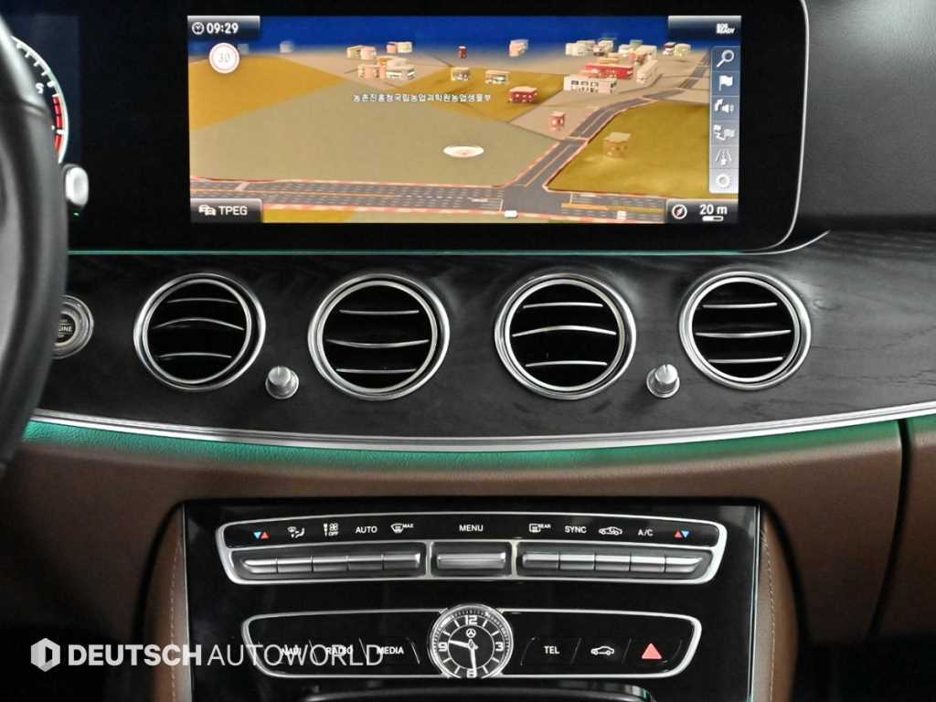 Mercedes-Benz E-Class — photo 14