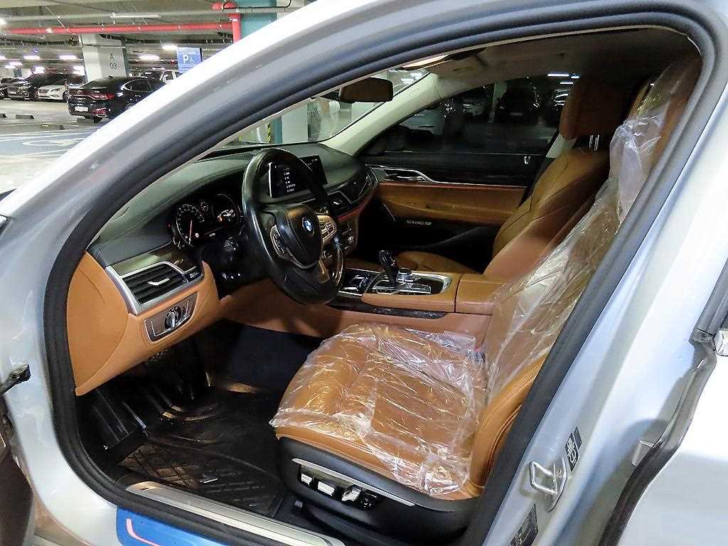 BMW 7-Series — photo 06