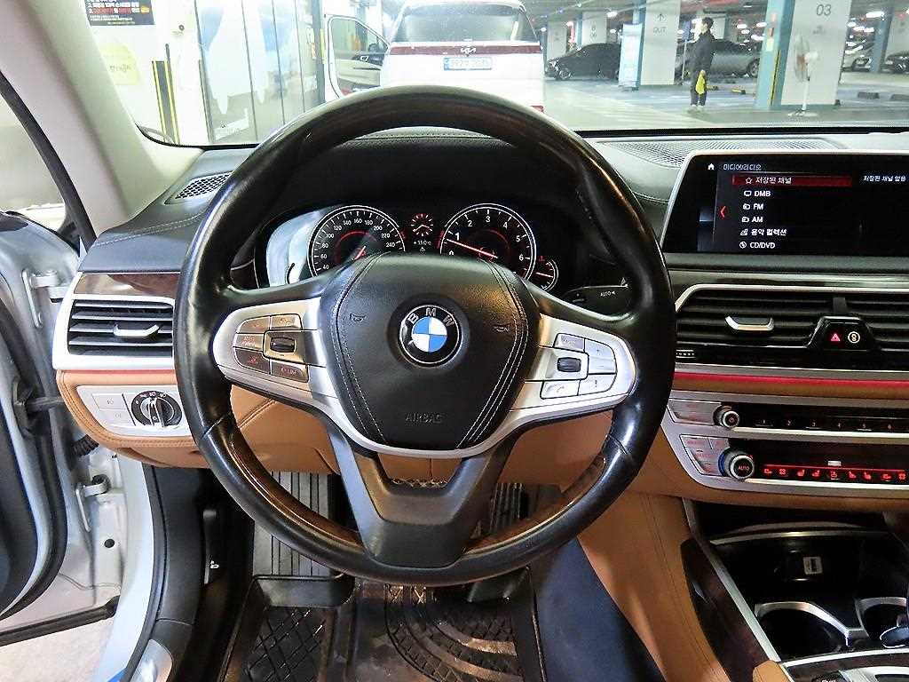 BMW 7-Series — photo 08