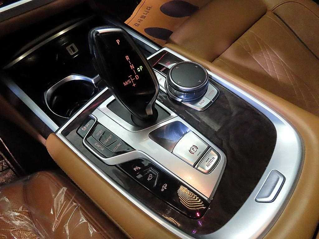BMW 7-Series — photo 12