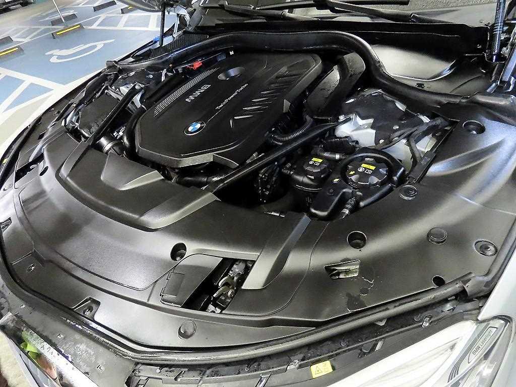 BMW 7-Series — photo 19