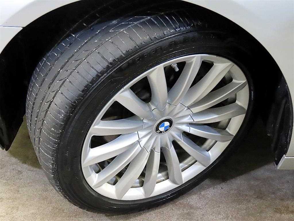 BMW 7-Series — photo 20