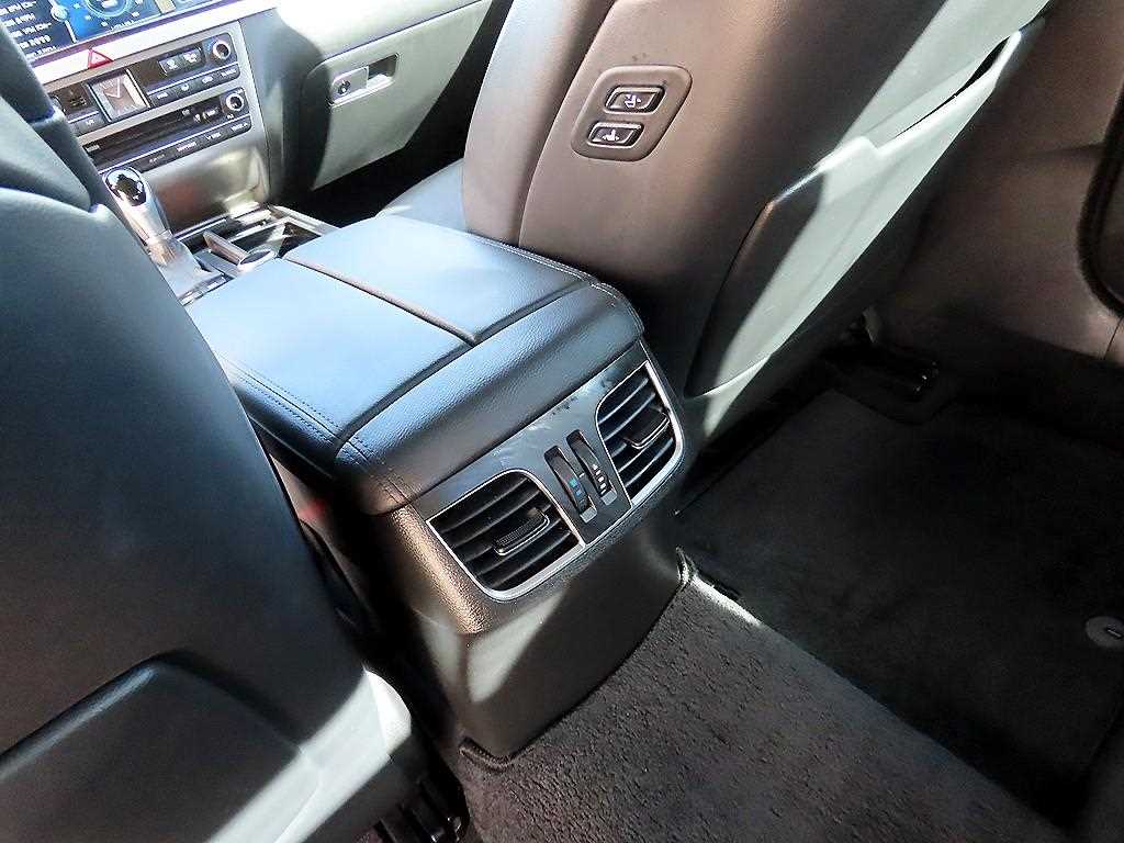 Hyundai Genesis — photo 16