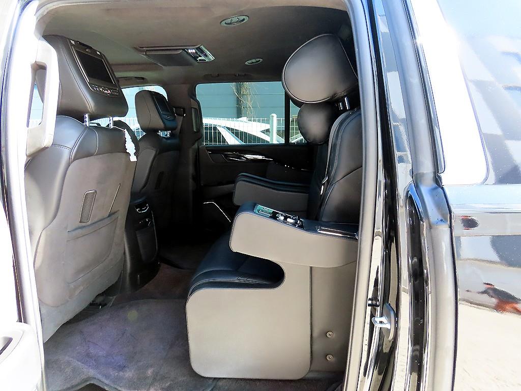 Cadillac Escalade — photo 02