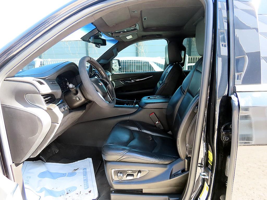 Cadillac Escalade — photo 06
