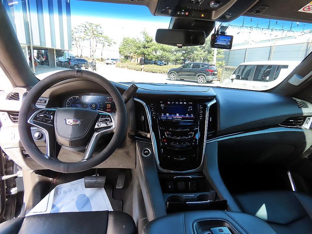 Cadillac Escalade — photo 08