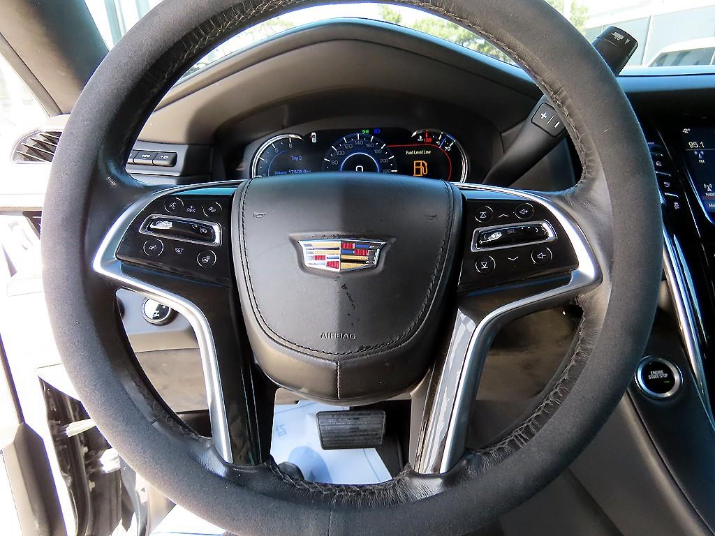 Cadillac Escalade — photo 09