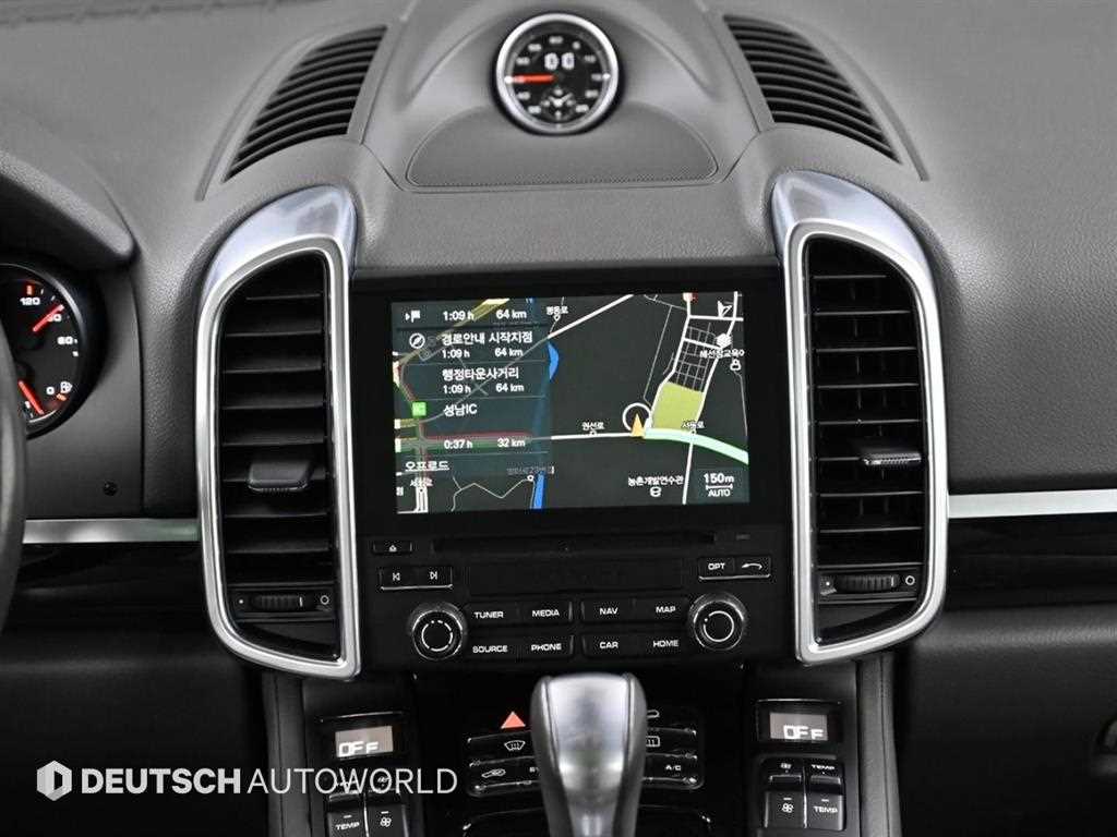 Porsche Cayenne — photo 14