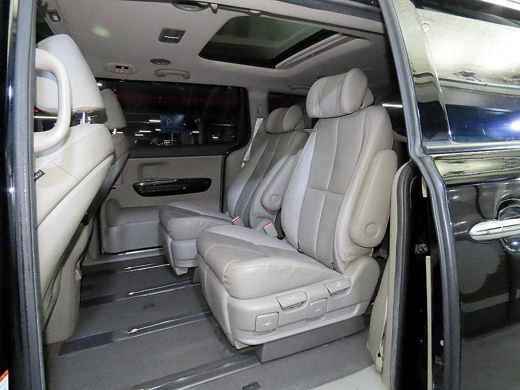 Kia Carnival — photo 07