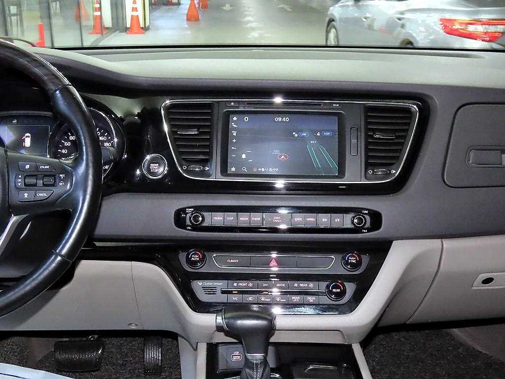 Kia Carnival — photo 11