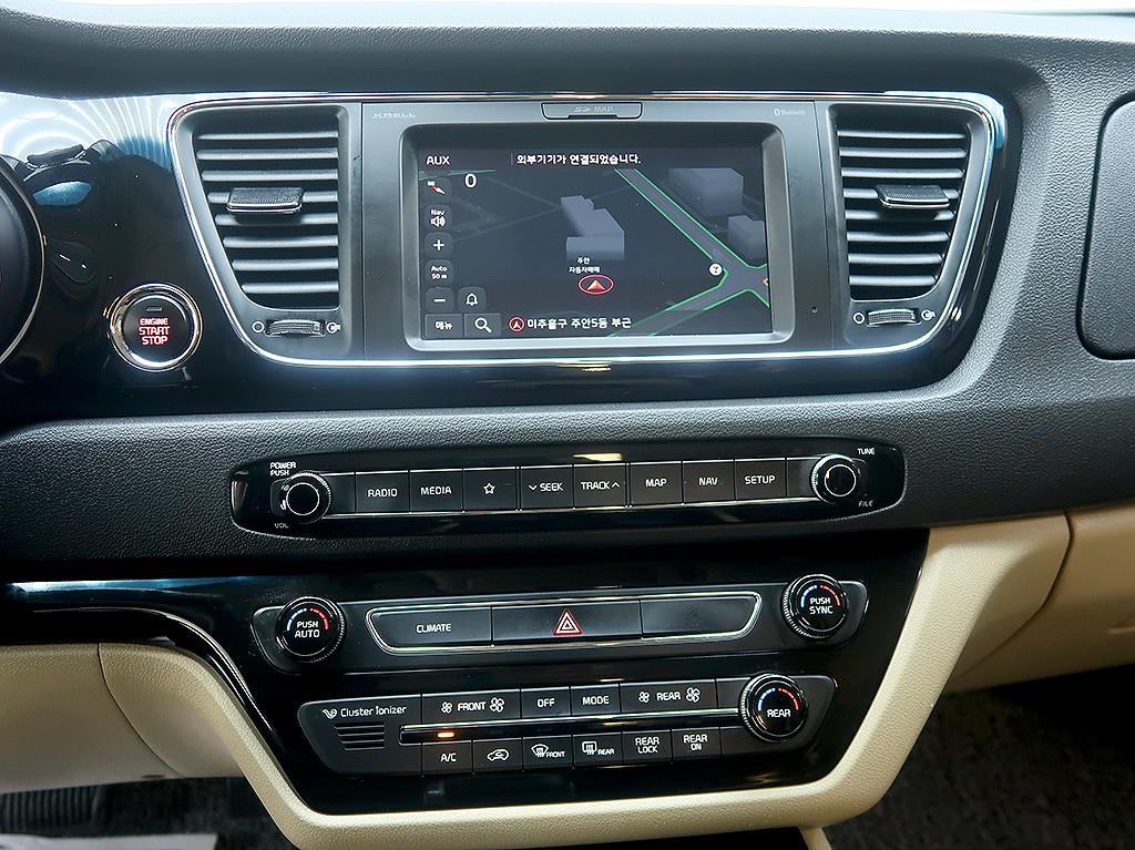 Kia Carnival — photo 09