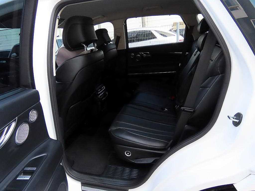 Genesis GV80 — photo 08