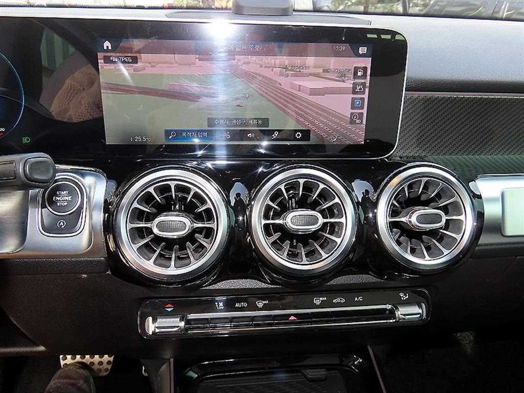 Mercedes-Benz GLB-Class — photo 13