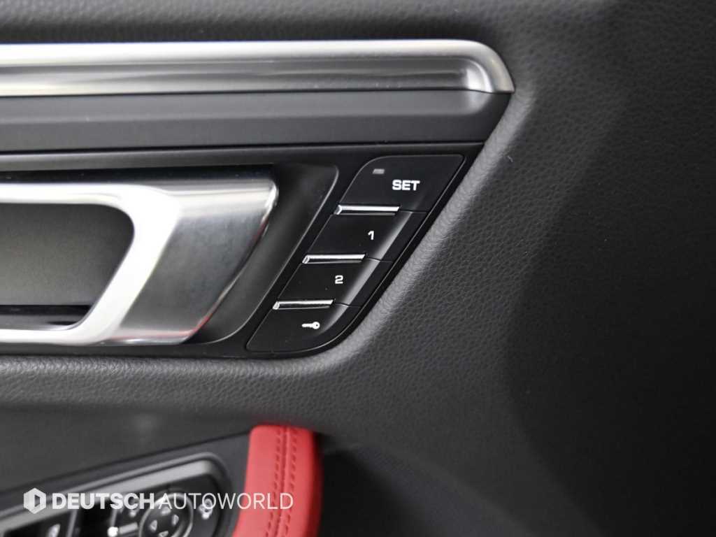 Porsche Macan — photo 17