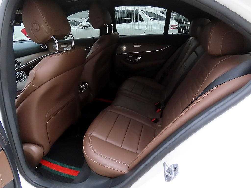 Mercedes-Benz E-Class — photo 06