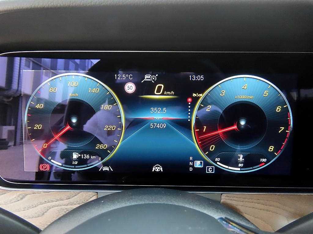 Mercedes-Benz E-Class — photo 09