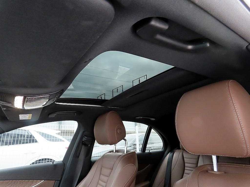 Mercedes-Benz E-Class — photo 16