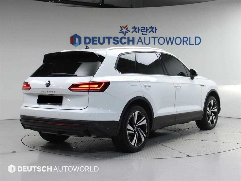 Volkswagen Touareg — photo 02