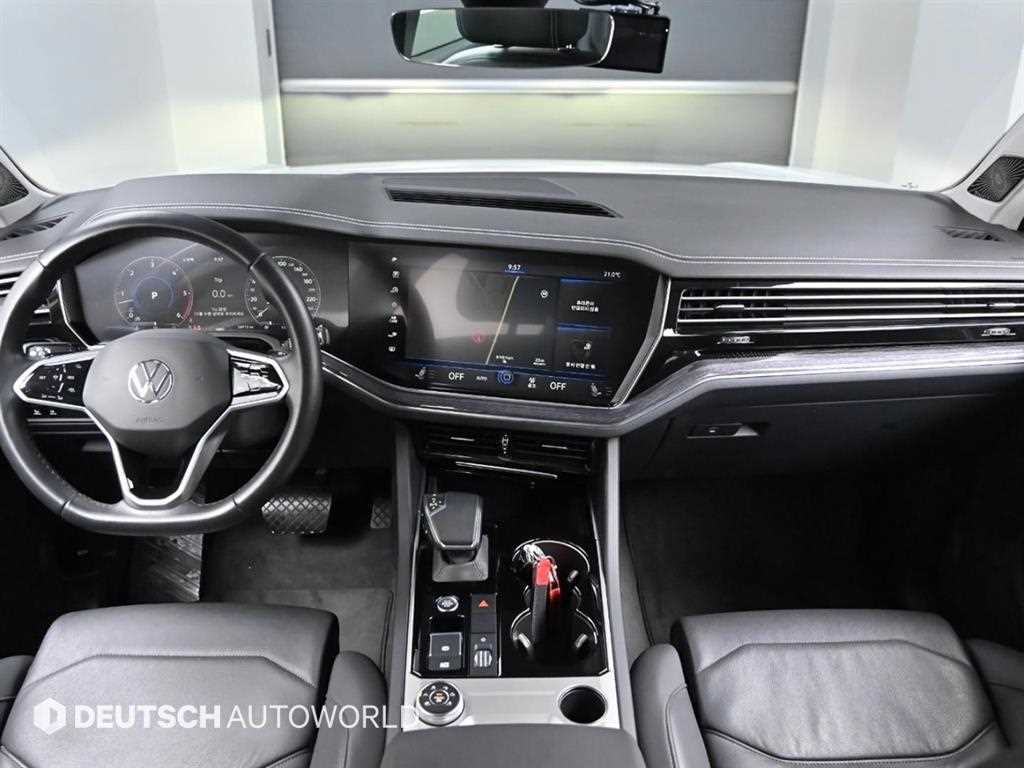 Volkswagen Touareg — photo 07