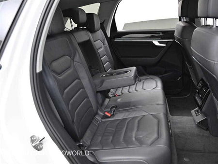 Volkswagen Touareg — photo 12