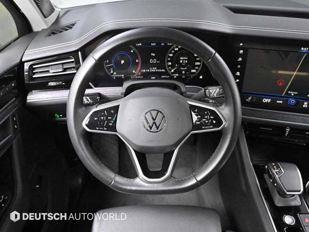 Volkswagen Touareg — photo 13