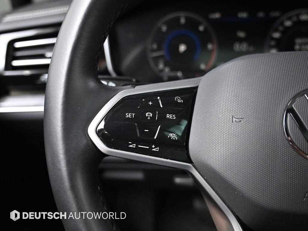 Volkswagen Touareg — photo 18