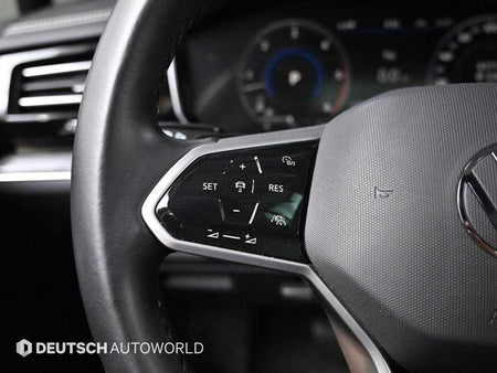 Volkswagen Touareg — photo 18