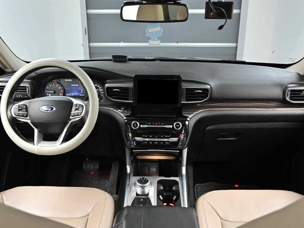 Ford Explorer — photo 08