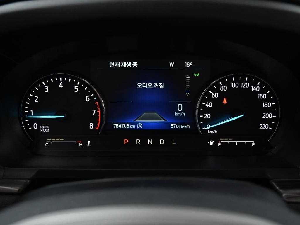 Ford Explorer — photo 09