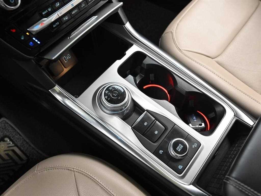 Ford Explorer — photo 10