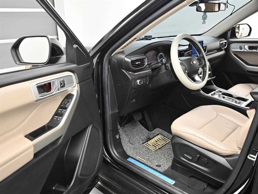 Ford Explorer — photo 11