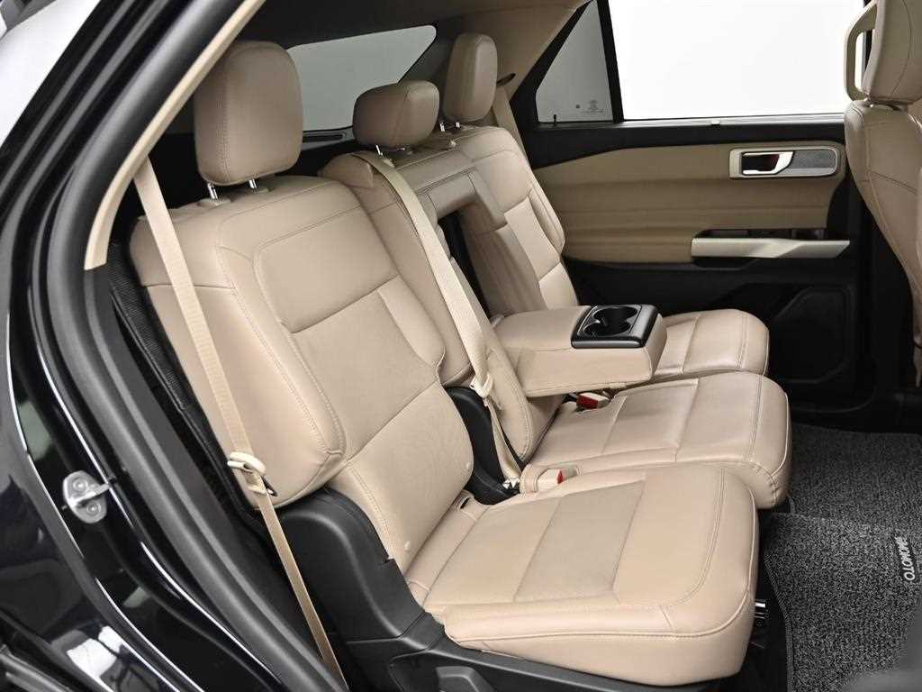 Ford Explorer — photo 12