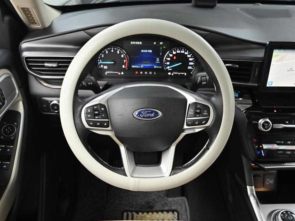 Ford Explorer — photo 13